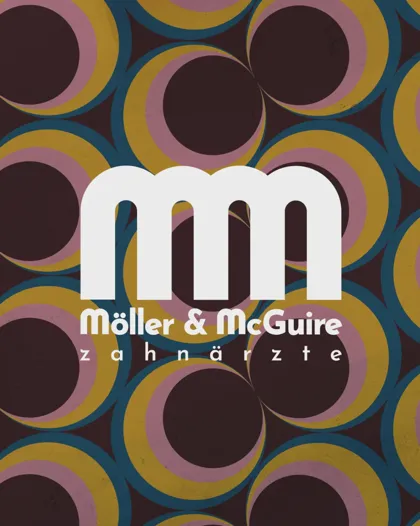 Logo von Möller & McGuire Zahnärzte auf einem Muster im Stil der 70er-Jahre