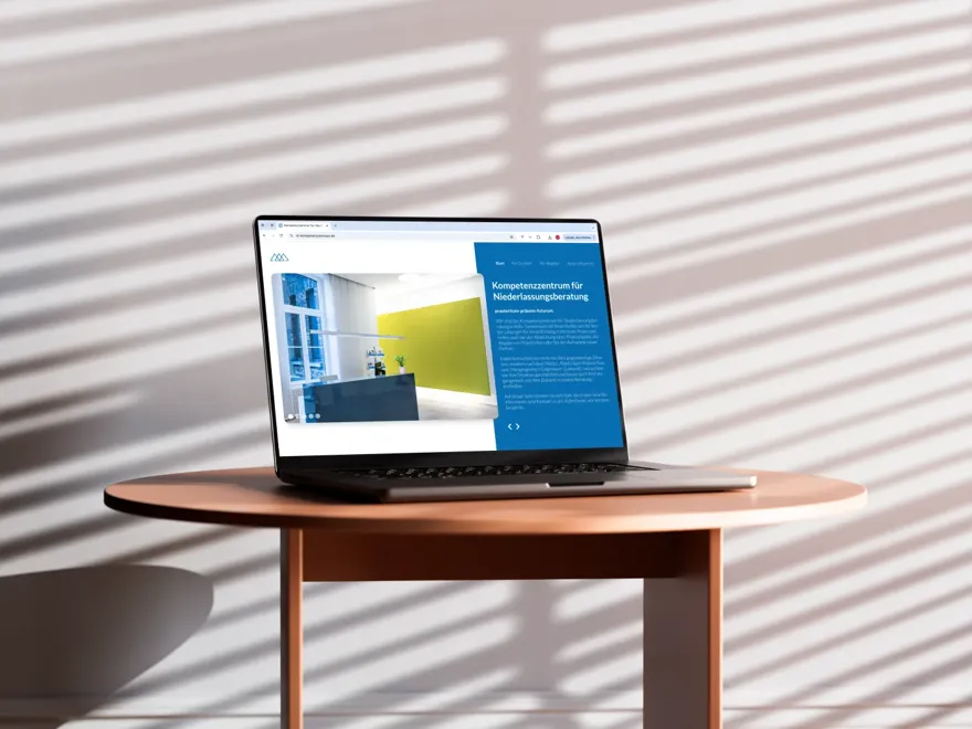 Laptop mit der Landingpage der Deutschen Ärzte Finanz für die Niederlassungsberatung