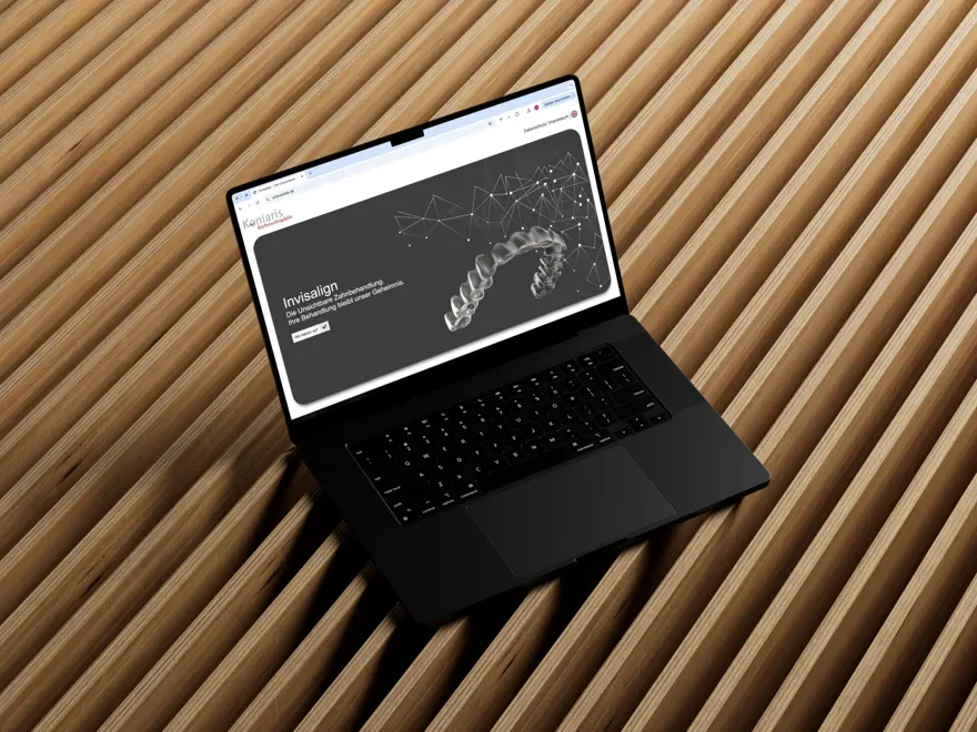 Laptop mit der Invisalign-Landingpage von OrthoSmile