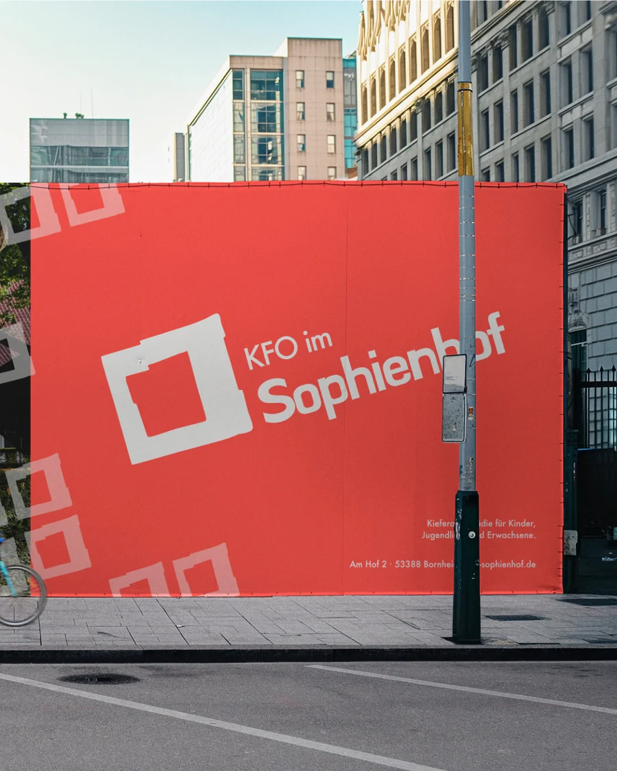 Poster: Fotografie des Hofes und Logo-Mark verschmelzen zu einem Bild.