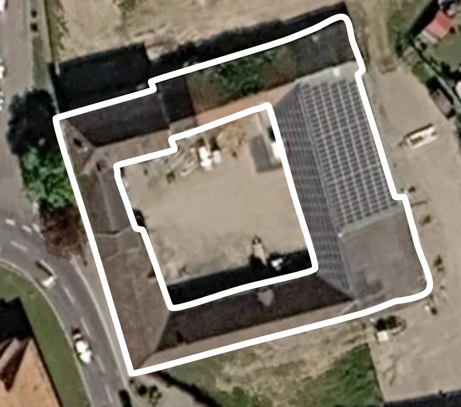 Grundriss: Der nachgezeichnete Umriss des Hofes aus der Satellitenaufnahme.